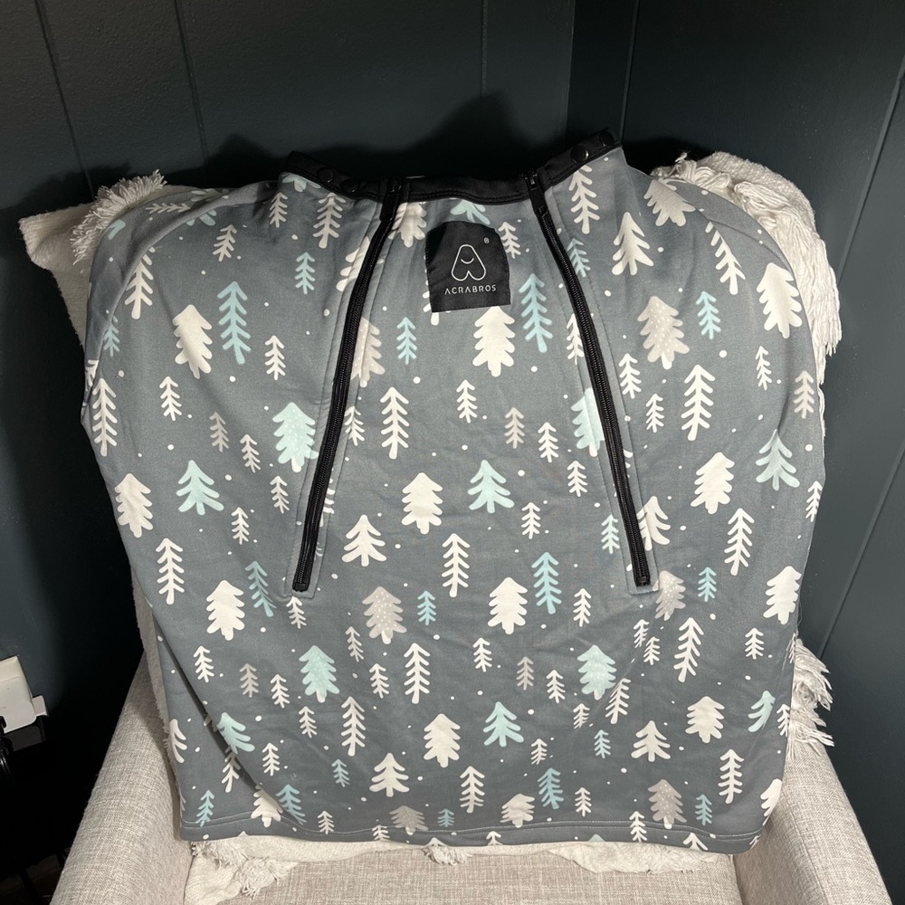 Carseat cover with netting open for opening